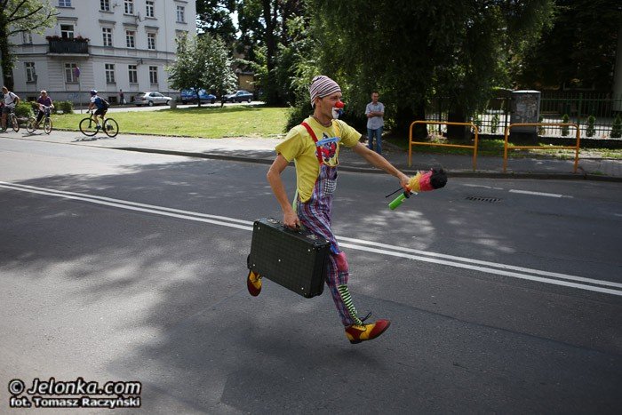 ludzie-teatru-zjednoczeni-w-biegu-foto-52975
