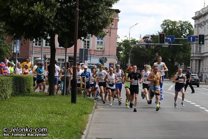 ludzie-teatru-zjednoczeni-w-biegu-foto-52975