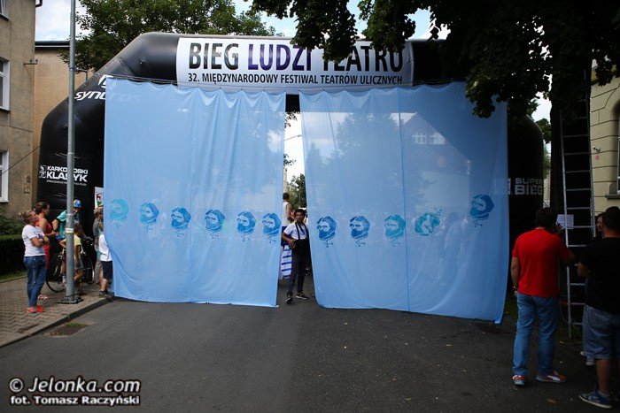 ludzie-teatru-zjednoczeni-w-biegu-foto-52975