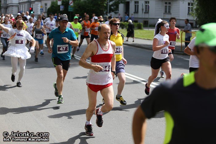 ludzie-teatru-zjednoczeni-w-biegu-foto-52975