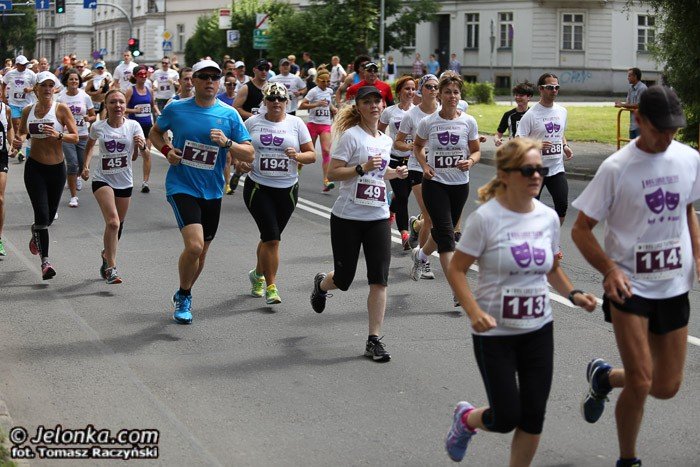ludzie-teatru-zjednoczeni-w-biegu-foto-52975
