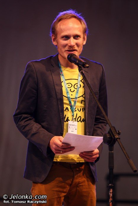 ludzie-teatru-zjednoczeni-w-biegu-foto-52975