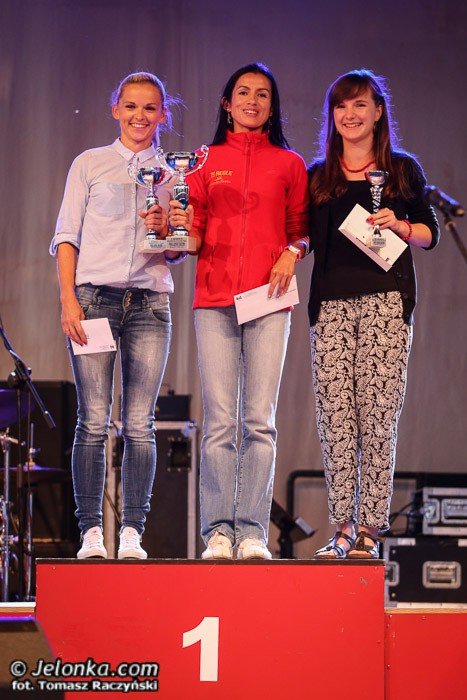 ludzie-teatru-zjednoczeni-w-biegu-foto-52975
