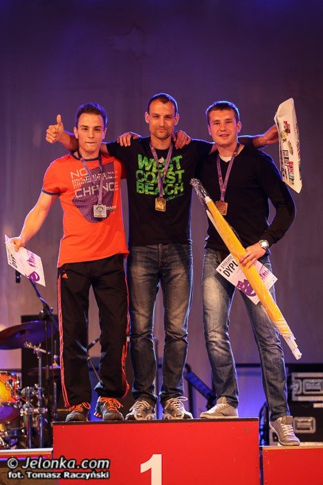 ludzie-teatru-zjednoczeni-w-biegu-foto-52975