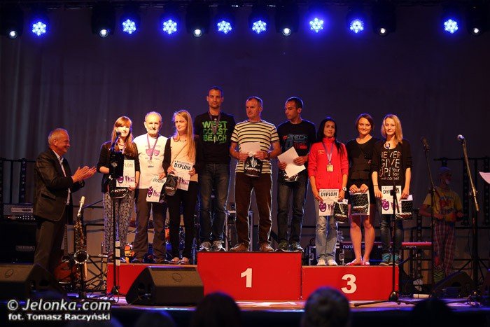ludzie-teatru-zjednoczeni-w-biegu-foto-52975
