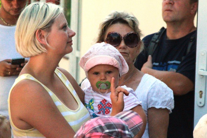 przedszkolaki-z-trzynastki-zasadziy-drzewka-pamieci-foto-53086