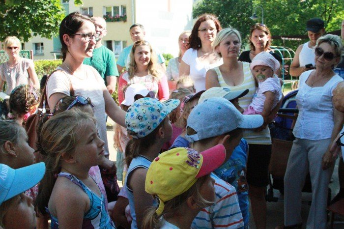 przedszkolaki-z-trzynastki-zasadziy-drzewka-pamieci-foto-53086