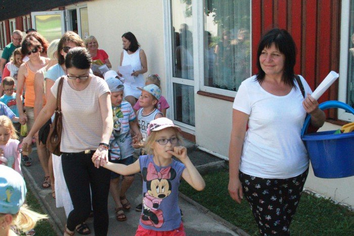 przedszkolaki-z-trzynastki-zasadziy-drzewka-pamieci-foto-53086