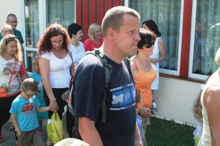 przedszkolaki-z-trzynastki-zasadziy-drzewka-pamieci-foto-53086