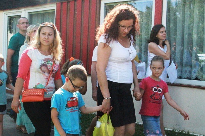 przedszkolaki-z-trzynastki-zasadziy-drzewka-pamieci-foto-53086