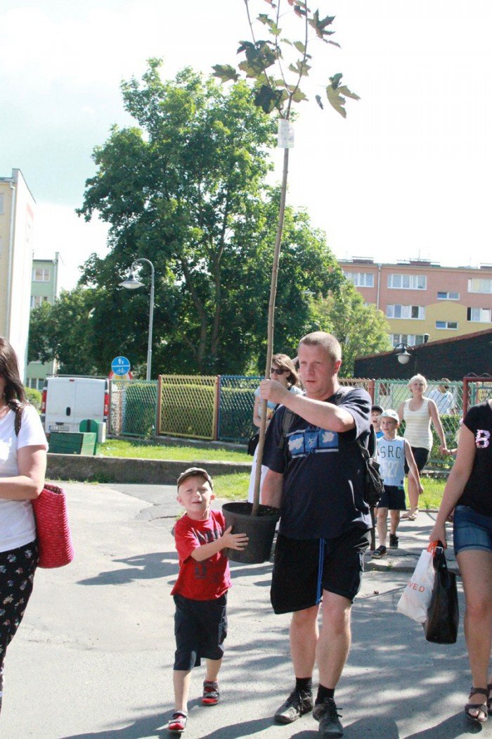 przedszkolaki-z-trzynastki-zasadziy-drzewka-pamieci-foto-53086