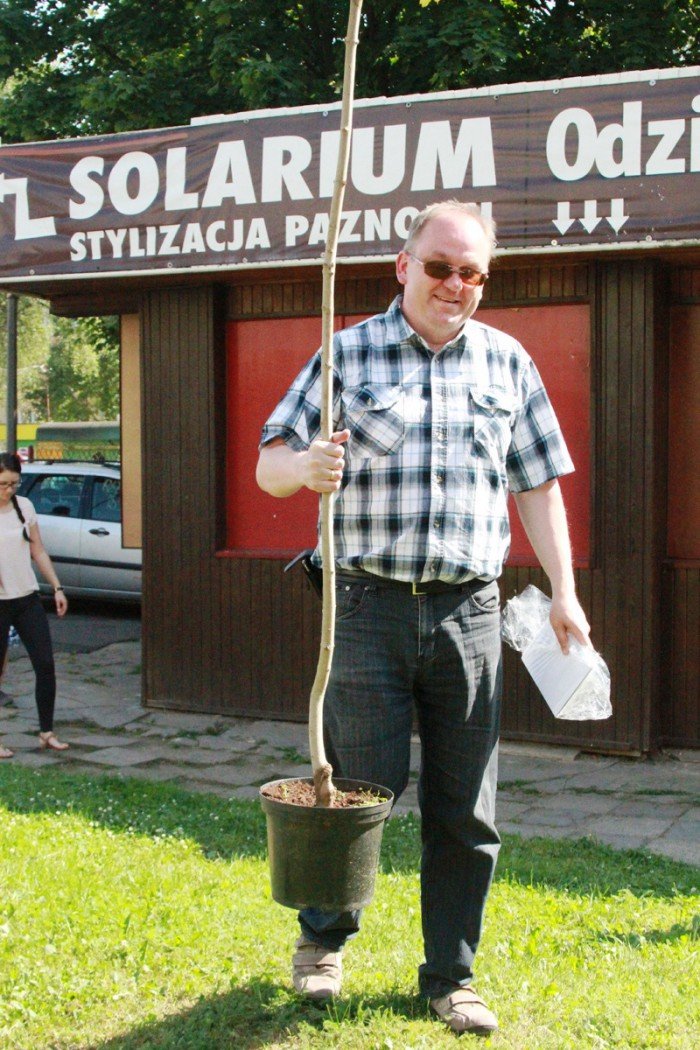 przedszkolaki-z-trzynastki-zasadziy-drzewka-pamieci-foto-53086
