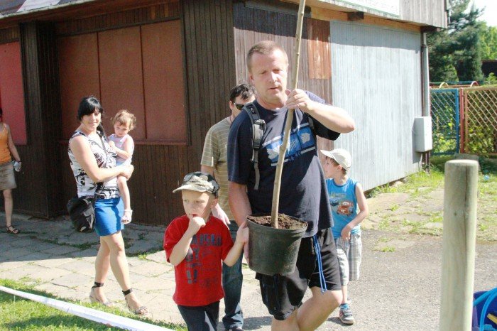 przedszkolaki-z-trzynastki-zasadziy-drzewka-pamieci-foto-53086