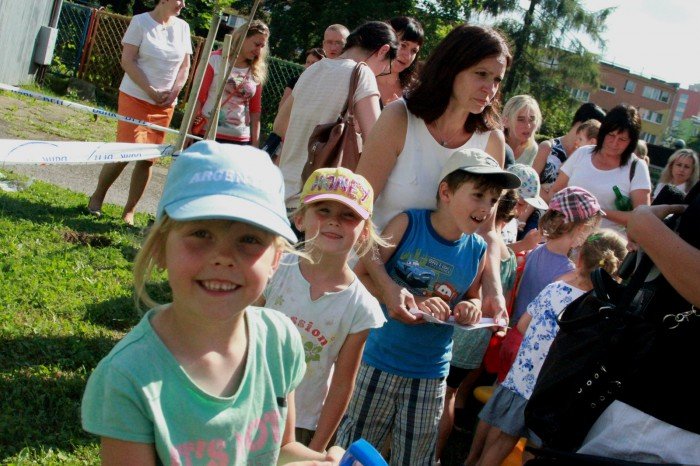 przedszkolaki-z-trzynastki-zasadziy-drzewka-pamieci-foto-53086