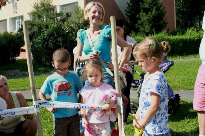przedszkolaki-z-trzynastki-zasadziy-drzewka-pamieci-foto-53086