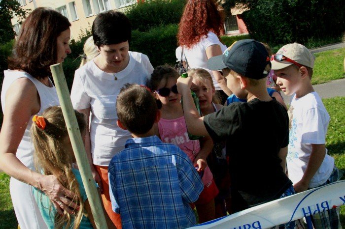 przedszkolaki-z-trzynastki-zasadziy-drzewka-pamieci-foto-53086