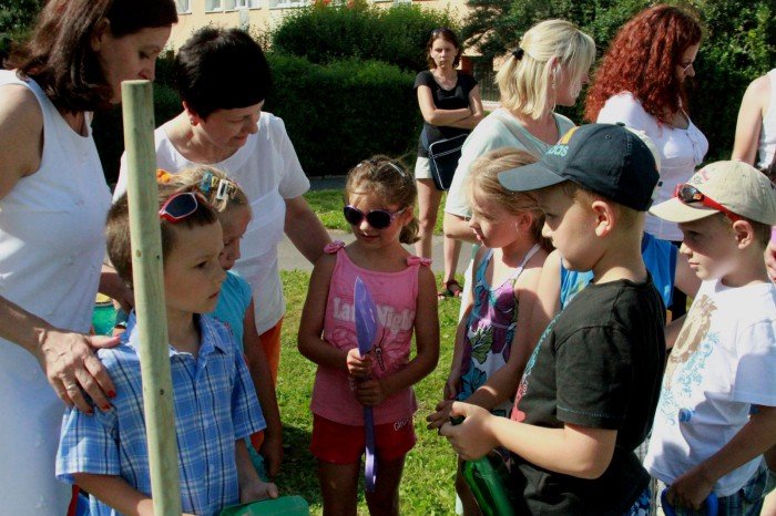 przedszkolaki-z-trzynastki-zasadziy-drzewka-pamieci-foto-53086