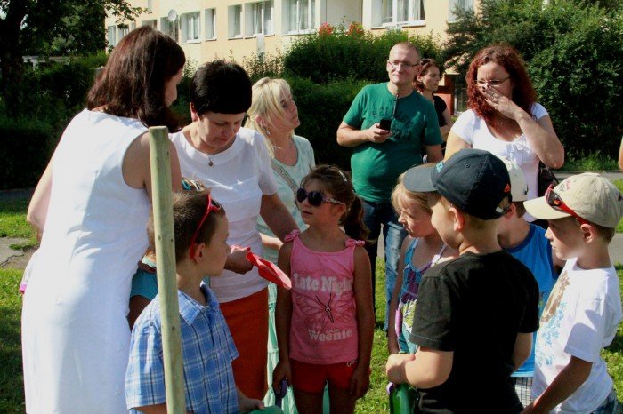 przedszkolaki-z-trzynastki-zasadziy-drzewka-pamieci-foto-53086