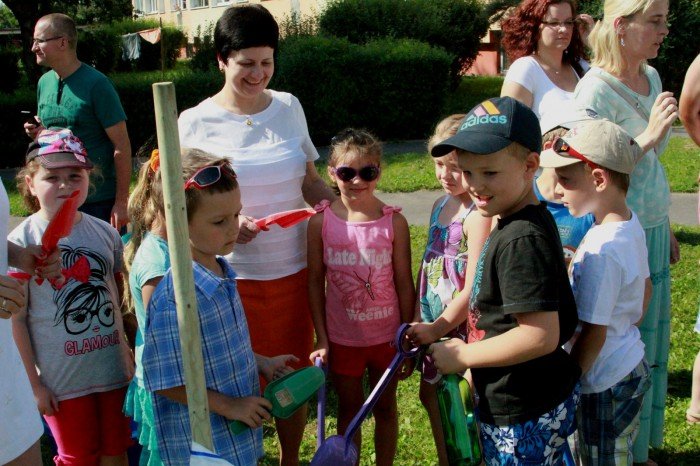 przedszkolaki-z-trzynastki-zasadziy-drzewka-pamieci-foto-53086