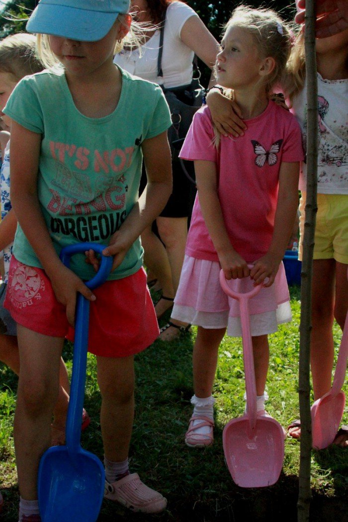 przedszkolaki-z-trzynastki-zasadziy-drzewka-pamieci-foto-53086