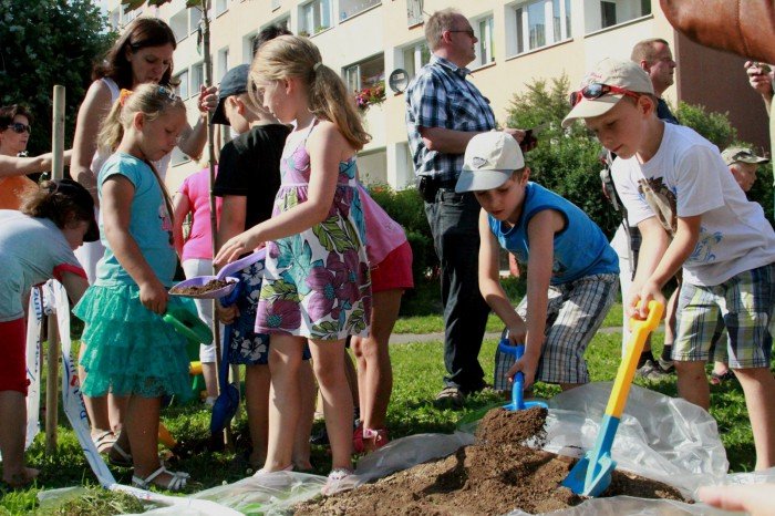 przedszkolaki-z-trzynastki-zasadziy-drzewka-pamieci-foto-53086