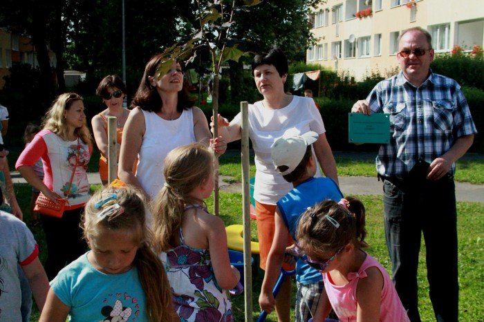 przedszkolaki-z-trzynastki-zasadziy-drzewka-pamieci-foto-53086