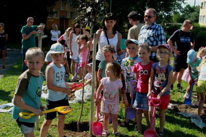 przedszkolaki-z-trzynastki-zasadziy-drzewka-pamieci-foto-53086