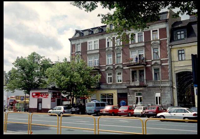 Dawny dworzec PKS przy pl. Niepodległości, a przy nim – poniemiecka stacja benzynowa z minibarem w środku.