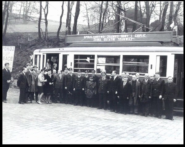 Żegnają ostatni tramwaj. Mazurkiewicz stoi jedenasty od lewej.