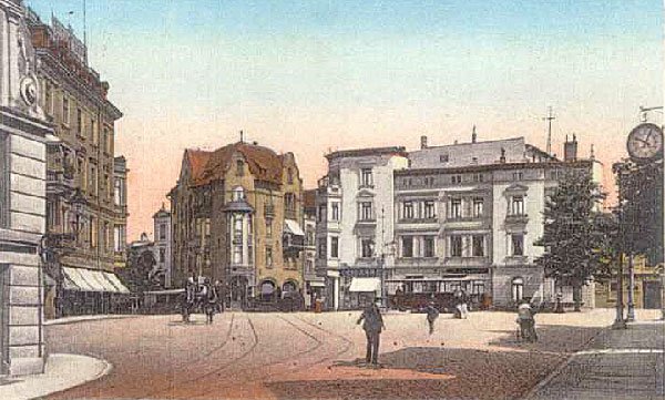 Café Restaurant Central już stoi. Po prawej nieistniejący już dziś zegar uliczny. Jeszcze nie ma przystanku tramwajowego z kioskiem.