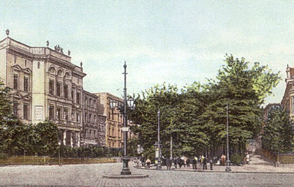 Rzut oka na Promenade – jeleniogórskie planty. Sporo osób gromadziło się w cieniu drzew, których większość wycięto.
