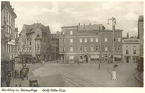 Pocztówka z lat 30-tych. Patronem placu jest już Adolf Hitler.