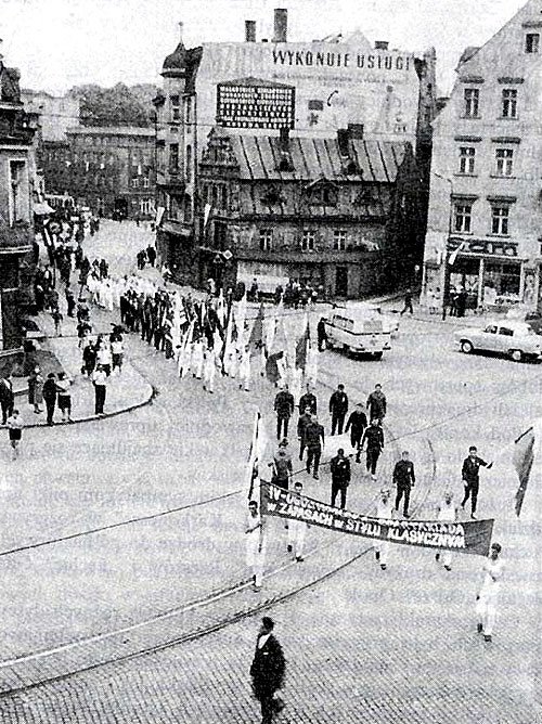 Zapaśnicy maszerują w pochodzie pierwszomajowym na placu Bieruta.