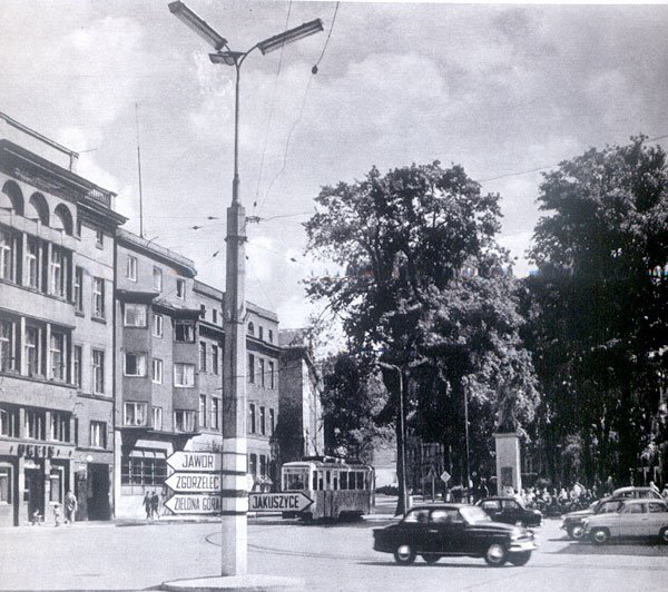 Żelbetonowy słup: brzydkie lampy uliczne, tramwaj linii nr 5 (typu 5N z Chorzowa)i charakterystyczne dla schyłku lat 60-tych samochody. Ale wtedy jeszcze plac miał swój klimat…