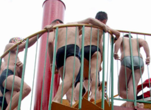 Nie wiadomo, ilu korzystających z basenu wcześniej wypiło drinka.