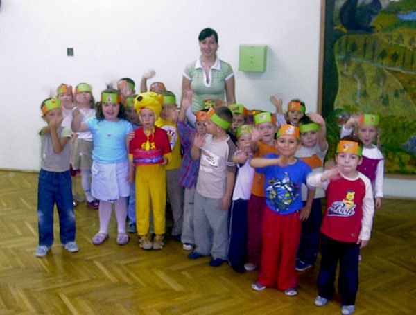 Dziewczęta i chłopcy z Przedszkola nr 19 pozdrawiają Czytelników Jelonki. com