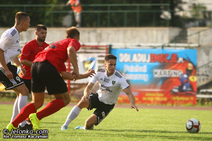 kontrowersyjny-karny-na-wage-trzech-punktow-foto-53290