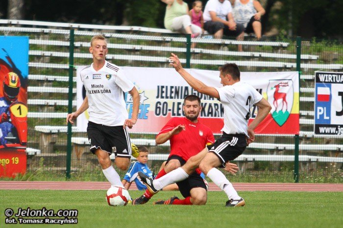 kontrowersyjny-karny-na-wage-trzech-punktow-foto-53290