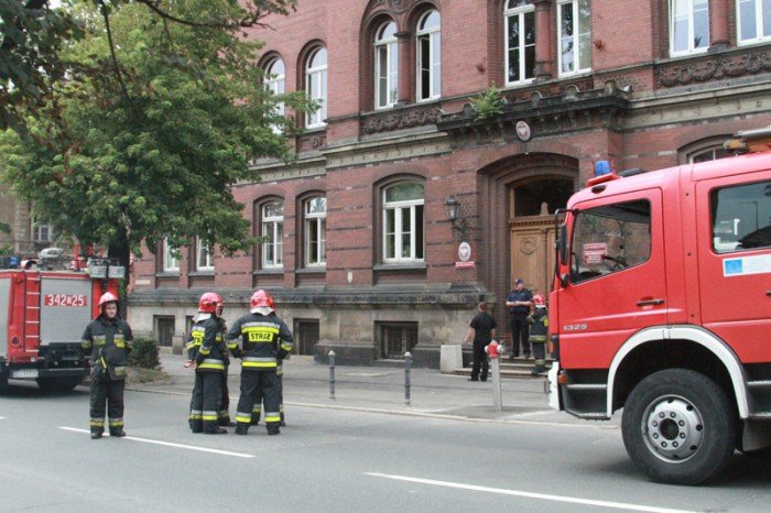 znow-faszywy-alarm-o-bombie-w-sadzie-foto-aktualizacja-53341