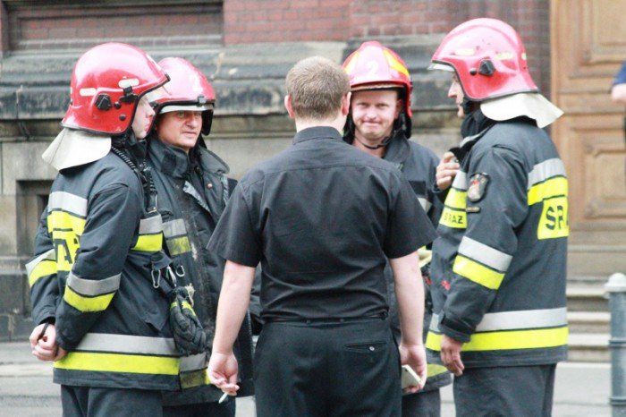 znow-faszywy-alarm-o-bombie-w-sadzie-foto-aktualizacja-53341