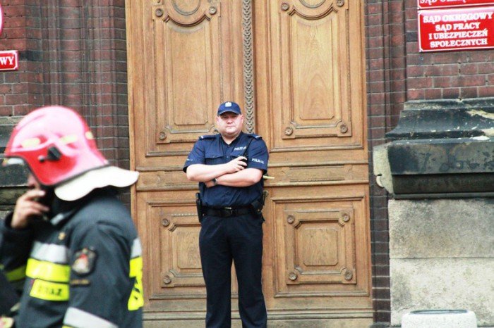 znow-faszywy-alarm-o-bombie-w-sadzie-foto-aktualizacja-53341