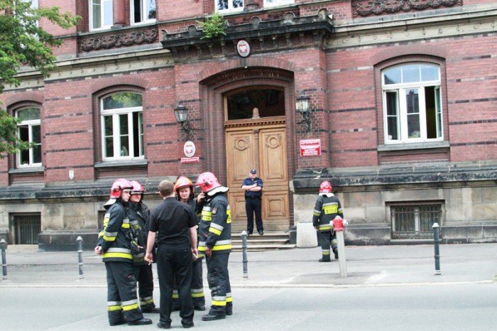 znow-faszywy-alarm-o-bombie-w-sadzie-foto-aktualizacja-53341