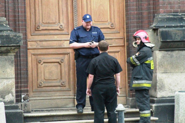 znow-faszywy-alarm-o-bombie-w-sadzie-foto-aktualizacja-53341