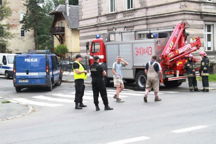 znow-faszywy-alarm-o-bombie-w-sadzie-foto-aktualizacja-53341