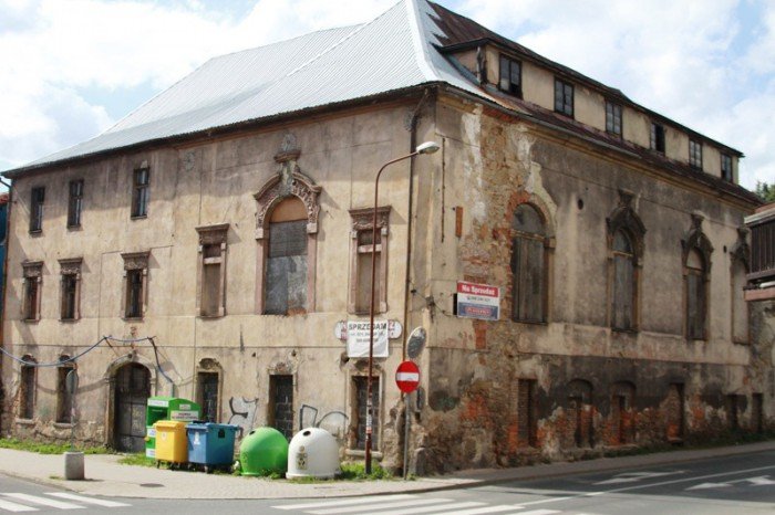 dawny-dom-kultury-spada-na-gowy-przechodniow-foto-53348