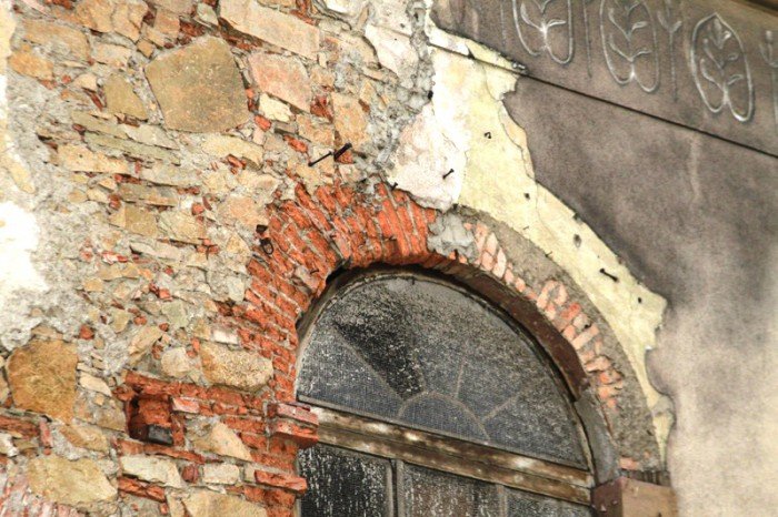 dawny-dom-kultury-spada-na-gowy-przechodniow-foto-53348