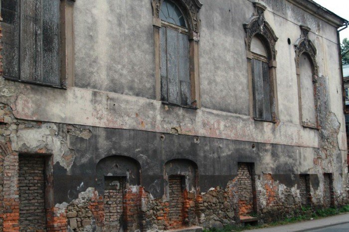 dawny-dom-kultury-spada-na-gowy-przechodniow-foto-53348