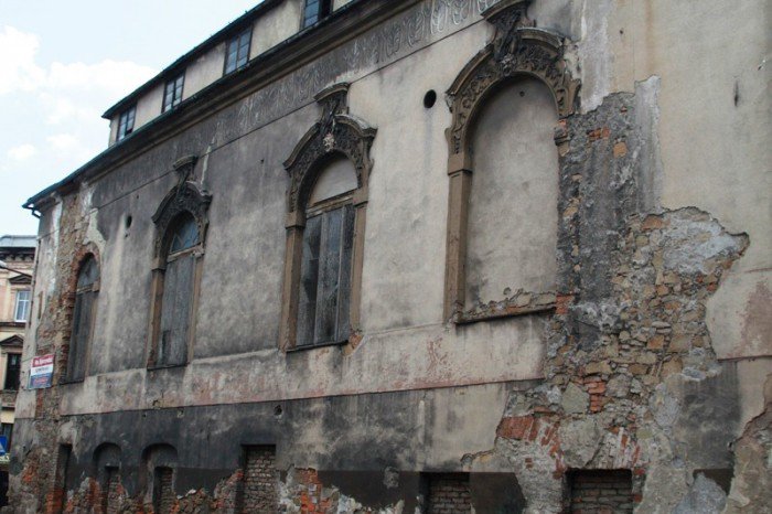 dawny-dom-kultury-spada-na-gowy-przechodniow-foto-53348