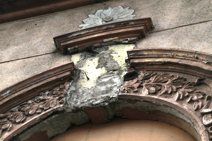 dawny-dom-kultury-spada-na-gowy-przechodniow-foto-53348