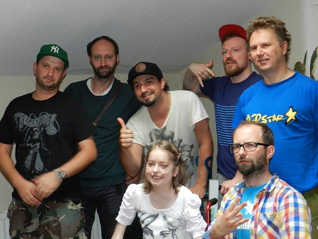 spenio-sie-marzenie-chorej-julki-odwiedzili-ja-owcyb-foto-53406